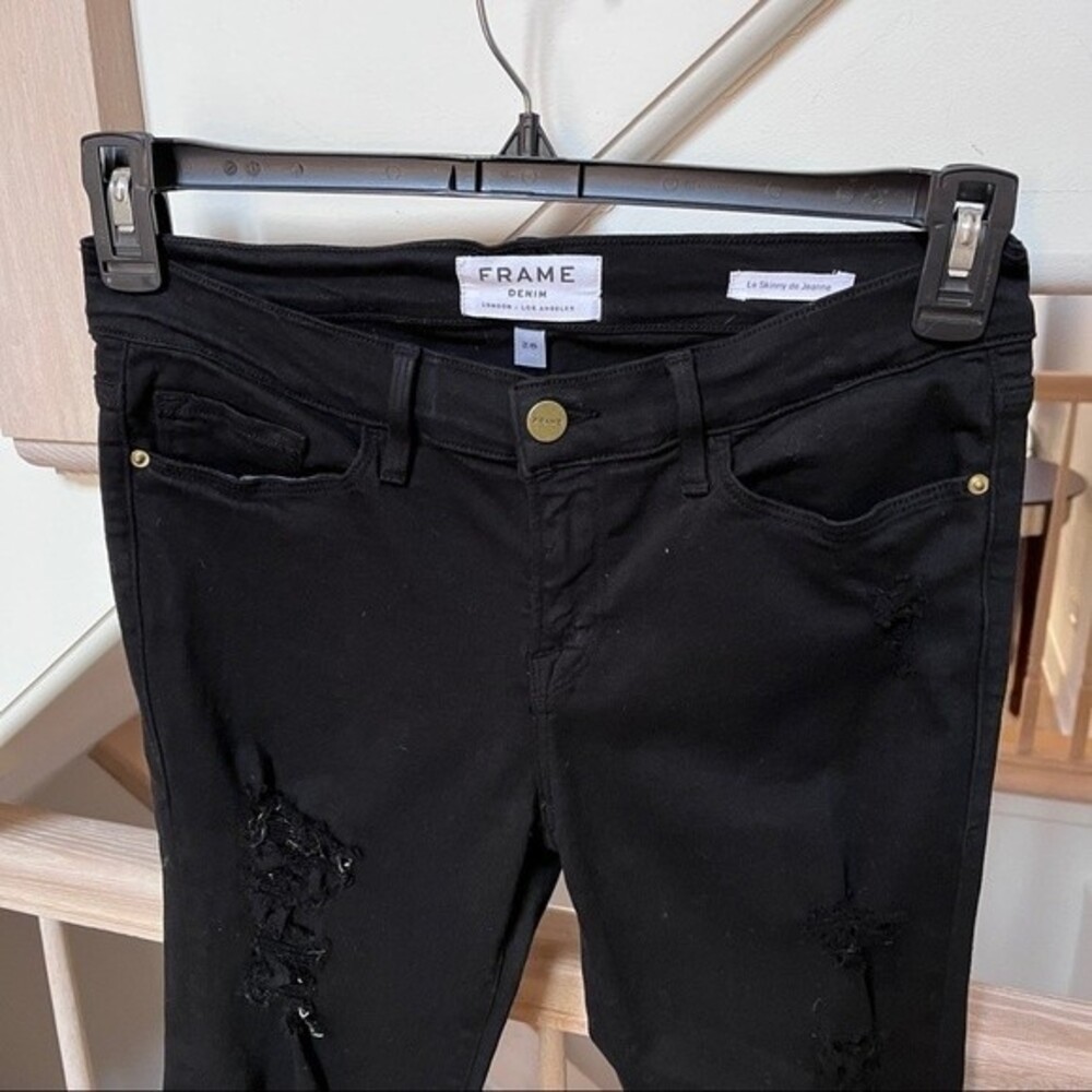 Frame Denim Le Skinny de Jeanne Distressed Jeans in Film Noir 28 - Picture 4 of 9